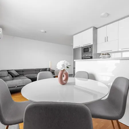 Theo Seaview マカルスカ