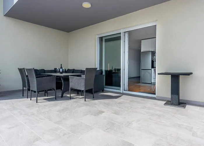 Theo Seaview Apartment