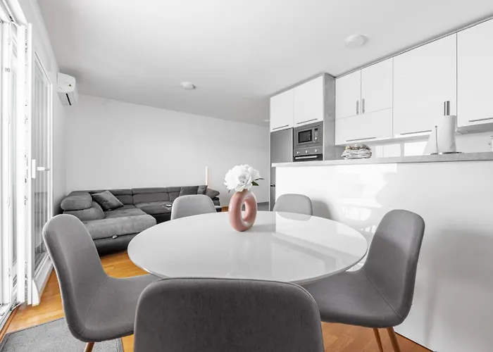 Theo Seaview Makarska