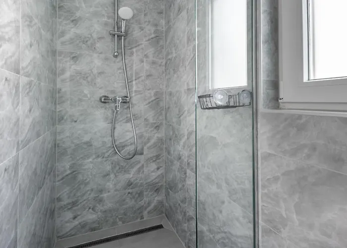 Theo Seaview Апартаменти